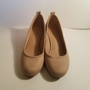 Universal Thread Beige Sueded Pump 8.5